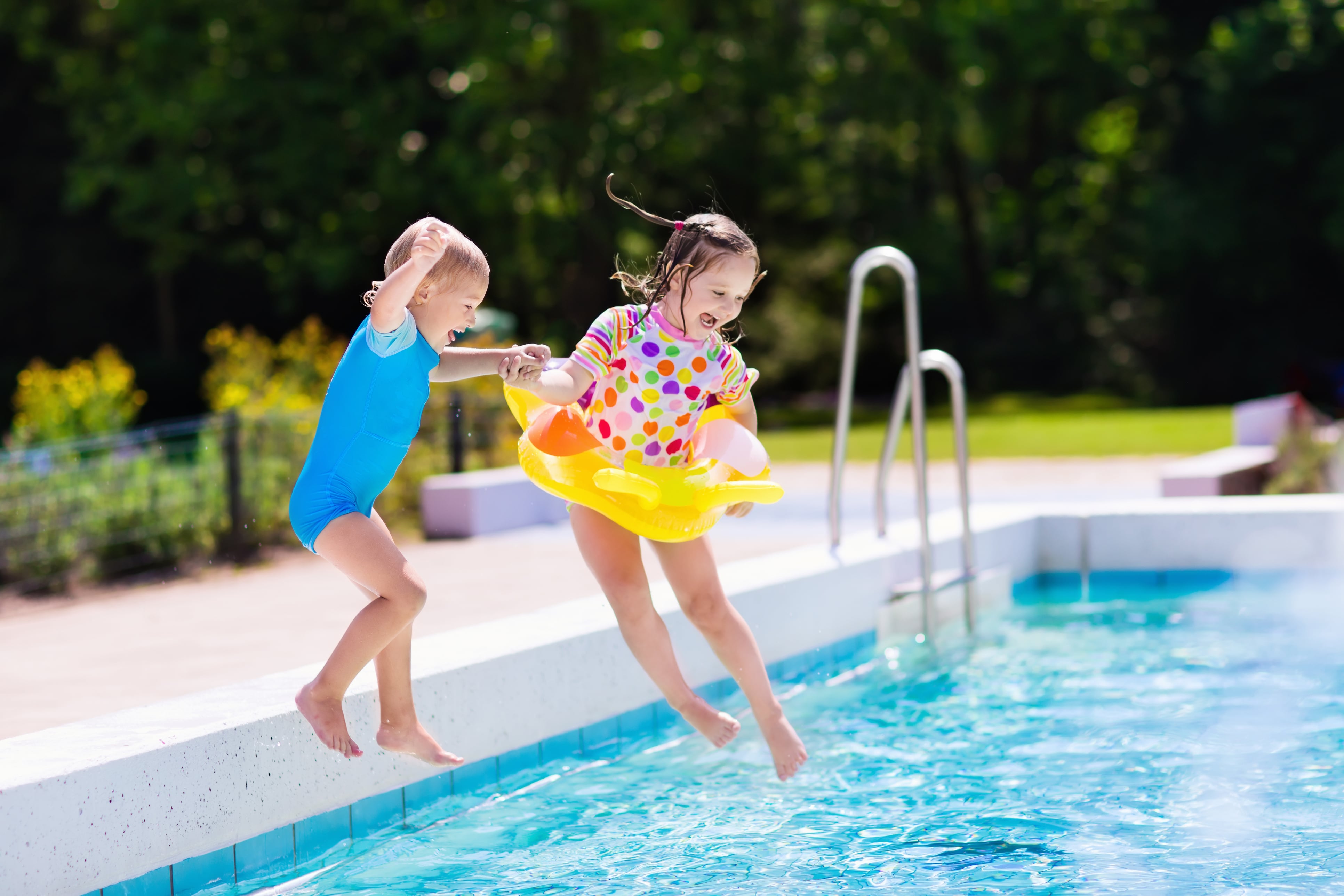 Pool fun. Дети прыгают в бассейн. Дети в бассейне. Дети бассейн лето. Летний бассейн для детей.